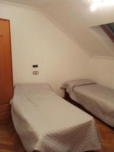 a room with two beds in a room at Dúplex c/Álvaro Cunqueiro 1-3-C1 in Foz