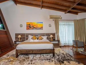 een slaapkamer met een groot bed in een kamer bij LIGHT VILLAS in Nairobi