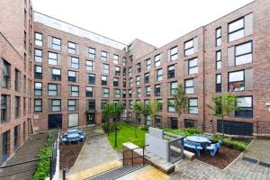 an apartment patio with a courtyard in front of a brick building at Conveniently Situated Ensuite Rooms and Studios at Newcastle 1, Near Main Universities in Newcastle upon Tyne