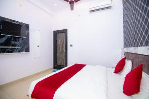 Cama o camas de una habitación en Shri Radhe Radhe Guest House In-front of Ram Janam Bhumi Main Gate Opposite 200 Meter Fully AC All Rooms