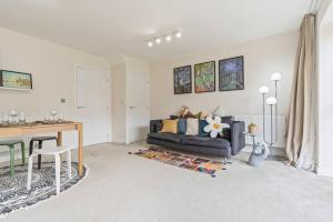 uma sala de estar com um sofá e uma mesa em Large 2-Bed House next to Warwick Uni 2x Parking em Canley