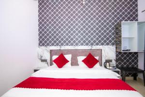 Cama o camas de una habitación en Shri Radhe Radhe Guest House In-front of Ram Janam Bhumi Main Gate Opposite 200 Meter Fully AC All Rooms