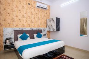 Cama o camas de una habitación en Shri Radhe Radhe Guest House In-front of Ram Janam Bhumi Main Gate Opposite 200 Meter Fully AC All Rooms