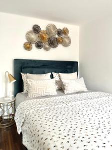 una camera da letto con un letto con un piumone bianco e nero di Apartments Providenca a Spalato (Split)
