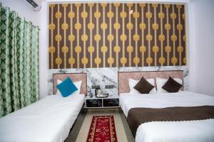 Cama o camas de una habitación en Shri Radhe Radhe Guest House In-front of Ram Janam Bhumi Main Gate Opposite 200 Meter Fully AC All Rooms
