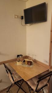 a wooden table with a tv on a wall at Ca' de Baran in Manarola