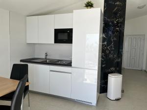 Kuchnia lub aneks kuchenny w obiekcie Mirakul Apartments