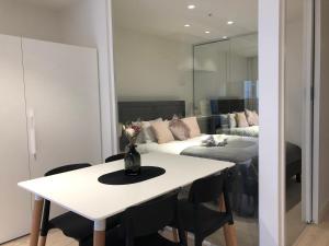 een witte tafel en stoelen in een kamer met een bed bij Apartment Chole in Melbourne