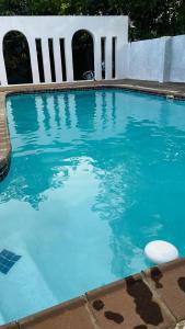 ein großer Pool mit blauem Wasser in der Unterkunft Shiloh Shared in Gaborone