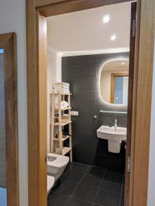 un baño con inodoro y lavabo en Flat in La Tejita, Médano, en Granadilla de Abona