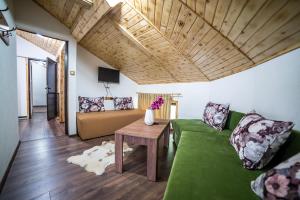 カルロヴォにあるКъща за гости Алексのリビングルーム(緑のソファ、テーブル付)