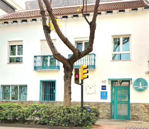 a traffic light in front of a white building at El Nogal Home in Málaga