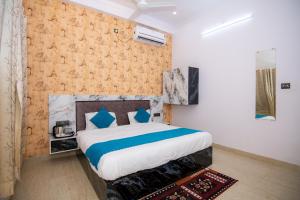 Cama o camas de una habitación en Shri Radhe Radhe Guest House In-front of Ram Janam Bhumi Main Gate Opposite 200 Meter Fully AC All Rooms