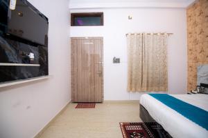 Cama o camas de una habitación en Shri Radhe Radhe Guest House In-front of Ram Janam Bhumi Main Gate Opposite 200 Meter Fully AC All Rooms