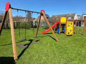 - une aire de jeux pour enfants dans un parc dans l'établissement Ranna majutus, à Pärnu