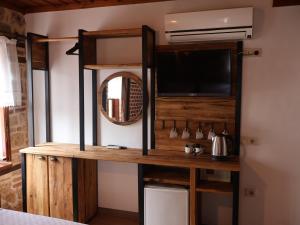 een kamer met een televisie en een bureau met een spiegel bij Casa Franco in Antalya