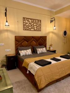 sypialnia z dużym łóżkiem w pokoju w obiekcie Atharva's Homestay by Goaround Homes w Nowym Delhi