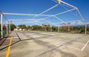 Tenis alebo squash v ubytovaní Amazing Home In Tocco Da Casauria alebo jeho okolí