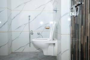 Un baño de Shri Radhe Radhe Guest House In-front of Ram Janam Bhumi Main Gate Opposite 200 Meter Fully AC All Rooms