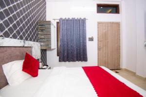 Cama o camas de una habitación en Shri Radhe Radhe Guest House In-front of Ram Janam Bhumi Main Gate Opposite 200 Meter Fully AC All Rooms