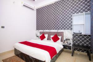 Cama o camas de una habitación en Shri Radhe Radhe Guest House In-front of Ram Janam Bhumi Main Gate Opposite 200 Meter Fully AC All Rooms