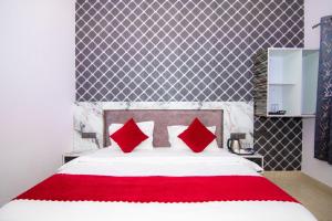 Cama o camas de una habitación en Shri Radhe Radhe Guest House In-front of Ram Janam Bhumi Main Gate Opposite 200 Meter Fully AC All Rooms