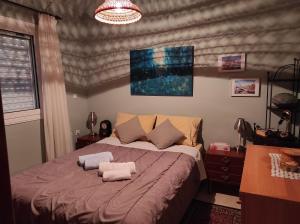 ein Schlafzimmer mit einem großen Bett mit Handtüchern darauf in der Unterkunft MARGARET VACATION HOUSE 52 in Kamena Vourla
