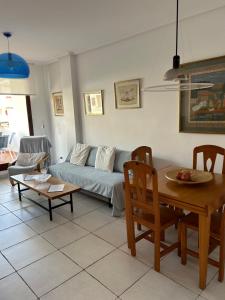 ein Wohnzimmer mit einem Tisch und einem Sofa in der Unterkunft Tranquilidad Sol Playa y Naturaleza in Vera