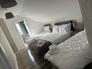 due letti uno accanto all'altro in una camera da letto di Aran views a Galway