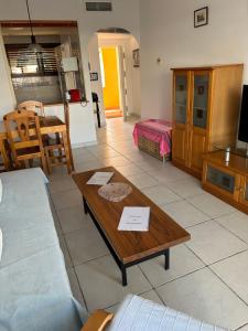 ein Wohnzimmer mit einem Sofa und einem Couchtisch in der Unterkunft Tranquilidad Sol Playa y Naturaleza in Vera