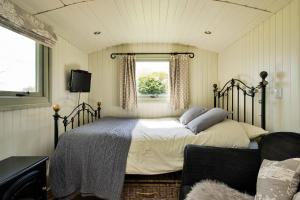 Llit o llits en una habitació de Finest Retreats - Hay and Hedgerow Glamping