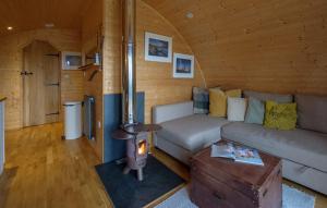 ein Wohnzimmer mit einem Sofa und einem Holzofen in der Unterkunft Modulog 2 At Tapnell Farm in Yarmouth