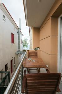 balcón con mesa y sillas de madera en Mylarakia, en Chios