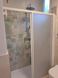 モンテロッソ・アル・マーレにあるAffittacamere Sophieのバスルーム(ガラスドア付きのシャワー付)