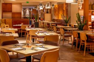 een restaurant eetkamer met tafels en stoelen bij Coylumbridge Hotel in Aviemore
