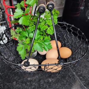 una cesta con huevos y plantas. en The Old House at Belfield, en Tralee