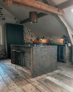 uma cozinha com bancada num quarto em The Stone House - 10 Bed Chalet near Morzine em Saint-Jean-dʼAulps