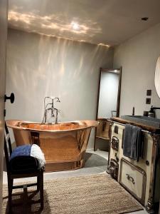 The Stone House - 10 Bed Chalet near Morzine tesisinde bir banyo