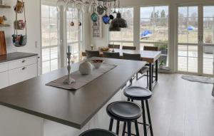 Virtuve vai virtuves zona naktsmītnē Lovely Home In Glanshammar With Kitchen