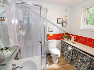 Koupelna v ubytování The Wheelhouse at Dudgeley Mill + 20 fotografií