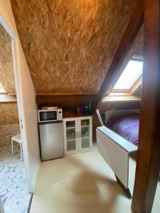 Habitación pequeña con cama y cocina en Simple et sympa, en Vibeuf