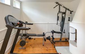 een fitnessruimte met 2 loopbanden in een kamer bij Amazing Home In Enhrna With Sauna in Enhörna