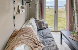 ein Wohnzimmer mit einem Sofa und einem großen Fenster in der Unterkunft Amazing Home In Glanshammar With Wifi in Glanshammar