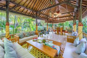 Χώρος καθιστικού στο Puri Lana Villa by Nagisa Bali