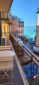 einen Balkon mit Tischen und Meerblick in der Unterkunft Casa LA MARINA in Manarola