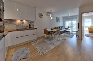 une cuisine et un salon avec une table dans l'établissement Apartman SAN, à Mostar