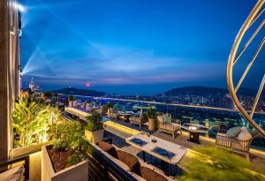 a view of a rooftop restaurant at night at Căn Hộ OASKY,3 Phòng View Đẹp Nhìn Ra Biển,Núi Và Hồ Bàu Sen in Vung Tau