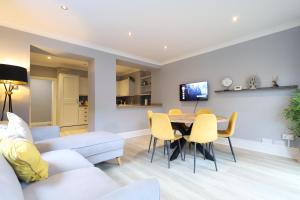 En sittgrupp på Lovely 3BR Garden Apartment l Abbey Road, London