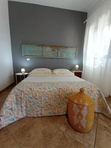 1 dormitorio con 1 cama grande y una olla en el suelo en Tenuta I Quattro Venti, en Otranto