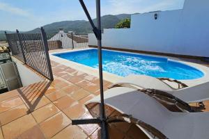 una piscina frente a una casa en La Casona de Karkabul, en Carcabuey